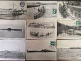 plusieurs photographies en noir et blanc de bateaux sur une table en bois