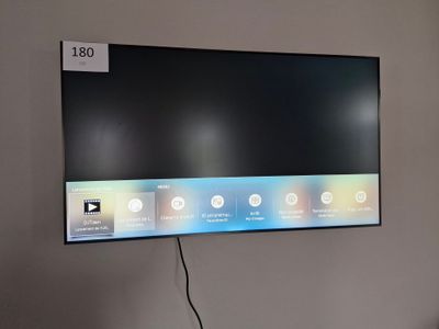 une télévision à écran plat fixée au mur dans le salon