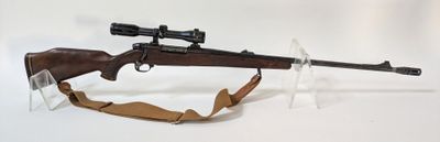 un pistolet et un fusil jouets exposés sur une table