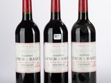 trois bouteilles de vin rouge posées côte à côte sur une table