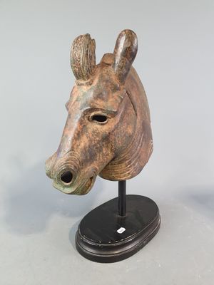 Tête de cheval de style étrusque en bronze patiné.