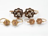 trois paires de bagues en or et une paire de boucles d'oreilles en diamant
