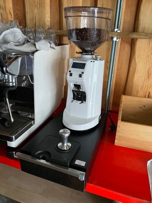une machine à café posée sur une étagère rouge