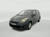 La voiture grise est garée dans une pièce blanche aux murs blancs.
