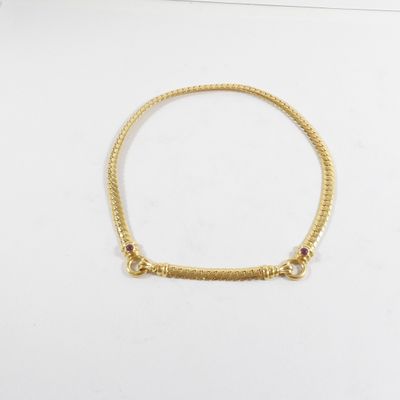 un bracelet en or orné d'une barre