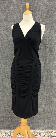 ALEXANDER MC QUEEN – Robe noire pailletée moulante effet plissé. ...