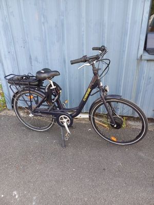 un vélo garé devant un bâtiment