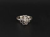 gros plan d'une bague en diamant sur une surface noire