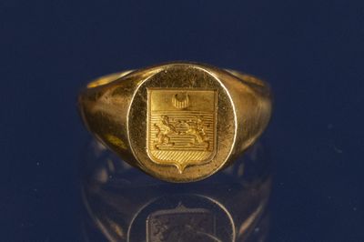 une image représentant une bague-sceau en or ornée d'un blason