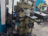 une machine qui se trouve à l'intérieur d'un bâtiment