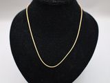 un collier à chaîne en or autour du cou d'un mannequin noir