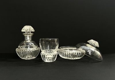 BACCARAT (?) Nécessaire de toilette en cristal taillé compre…