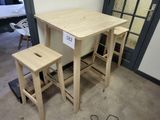 une petite table et deux tabourets dans une pièce
