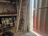 une photo d'un garage rempli d'outils et de matériel