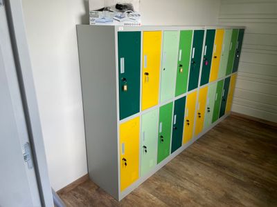 de nombreux casiers situés dans une pièce dotée d'un parquet