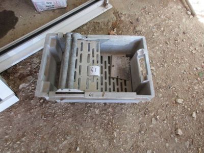 une boîte en métal contenant quelques objets