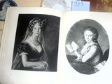 deux photos d'une femme en robe et d'une dame en robe