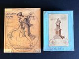 deux livres posés l'un à côté de l'autre sur une table