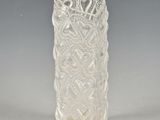 un vase en verre avec un motif sur une table