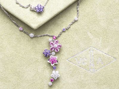 une photo d'un ensemble composé d'un collier et de boucles d'oreilles posé sur une table