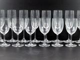 un grand nombre de verres à vin vides posés sur une table