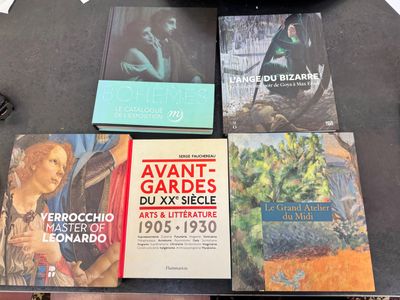 Plusieurs livres sont posés sur une table à côté d'un ordinateur portable