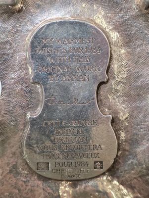 un plat en argent ancien orné d'une plaque représentant la tête d'une femme