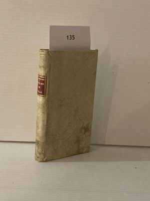 un petit livre sur lequel figure un nom, posé sur une table