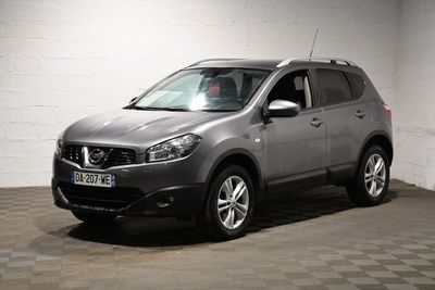 Le SUV Nissan argenté est garé dans une pièce blanche.