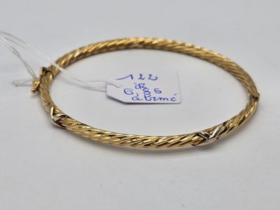 Gros plan sur un bracelet en or portant une étiquette