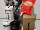 le contenu d'un kit de musculation est disposé sur la table