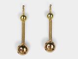 deux paires de boucles d'oreilles en or ornées de pierres roses