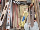 une boîte remplie d'outils posés sur le sol