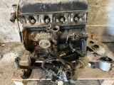 un petit moteur posé sur une palette
