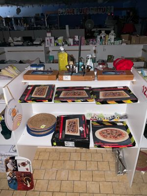 un comptoir sur lequel sont disposées de nombreuses pizzas de toutes sortes