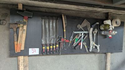 de nombreux outils accrochés au mur du garage