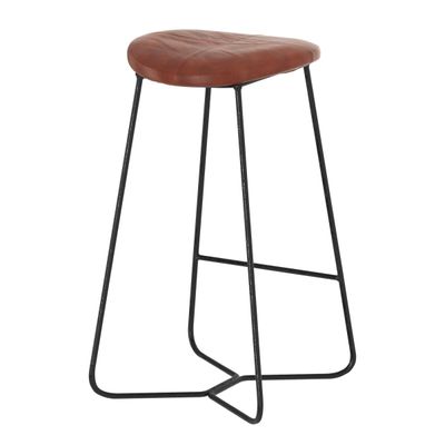 un tabouret en cuir marron avec des pieds noirs et une structure métallique