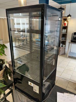une vitrine en verre au milieu d'une pièce