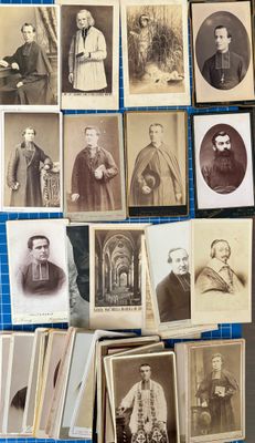 une vieille photo d'un tas de vieilles photos sur une table