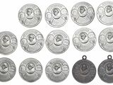 une image représentant un ensemble de médailles d'argent sur fond blanc
