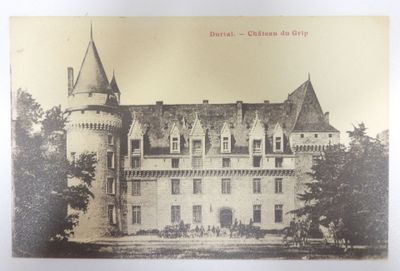 une vieille photo d'un château sur lequel figure une horloge