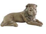 une figurine représentant un lion couché par terre