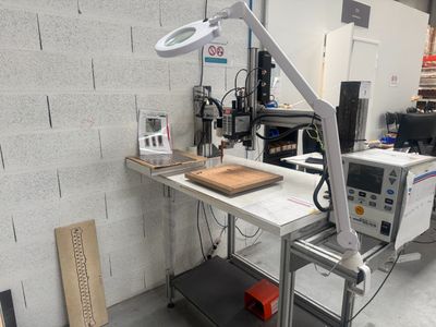 une table sur laquelle se trouve une lampe, dans une pièce