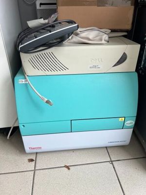 un ordinateur bleu et blanc posé sur une pile de cartons