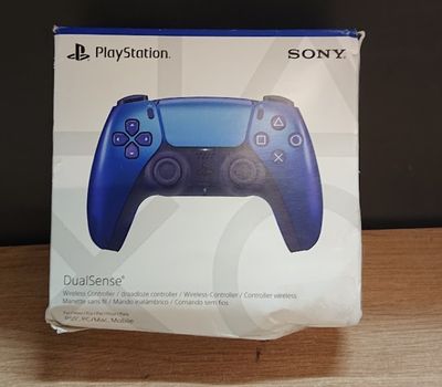 La boîte de la manette PlayStation est posée sur la table.