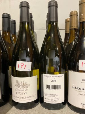 plusieurs bouteilles de vin sont alignées sur un comptoir