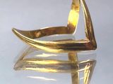 l'image d'une bague en or sur une surface réfléchissante