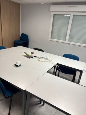 une pièce avec une table et des chaises
