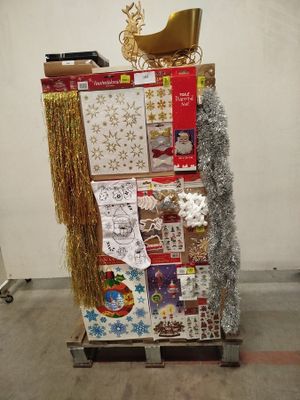 un réfrigérateur recouvert de cartes de Noël et de décorations, posé sur une palette