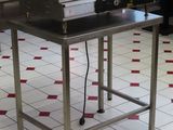 une machine posée sur une table dans une cuisine